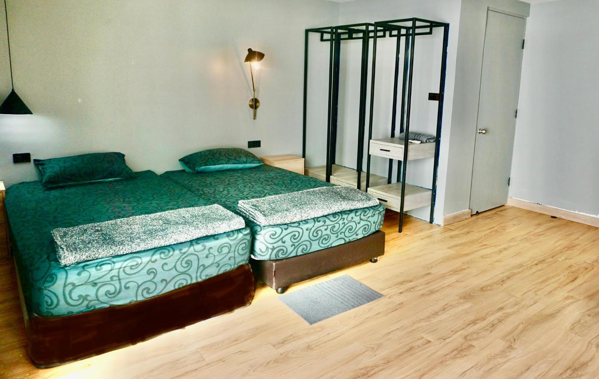 Hash Apartment With Unique Chill Design At Silom Soi 3 Bangkok Bagian luar foto