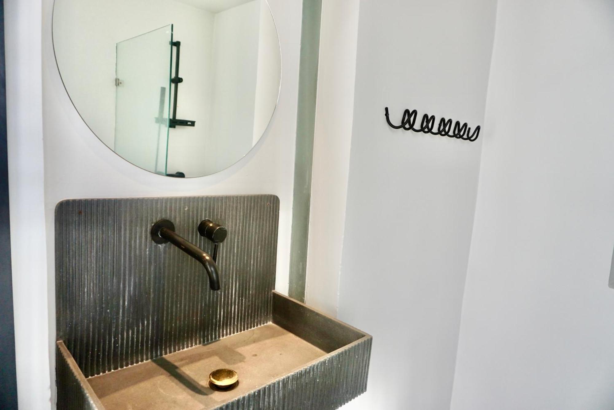 Hash Apartment With Unique Chill Design At Silom Soi 3 Bangkok Bagian luar foto