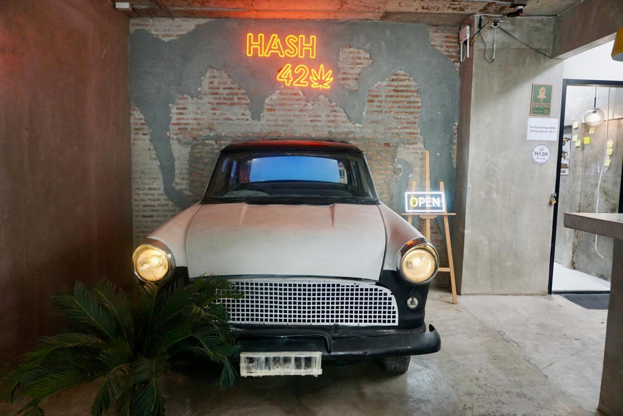 Hash Apartment With Unique Chill Design At Silom Soi 3 Bangkok Bagian luar foto
