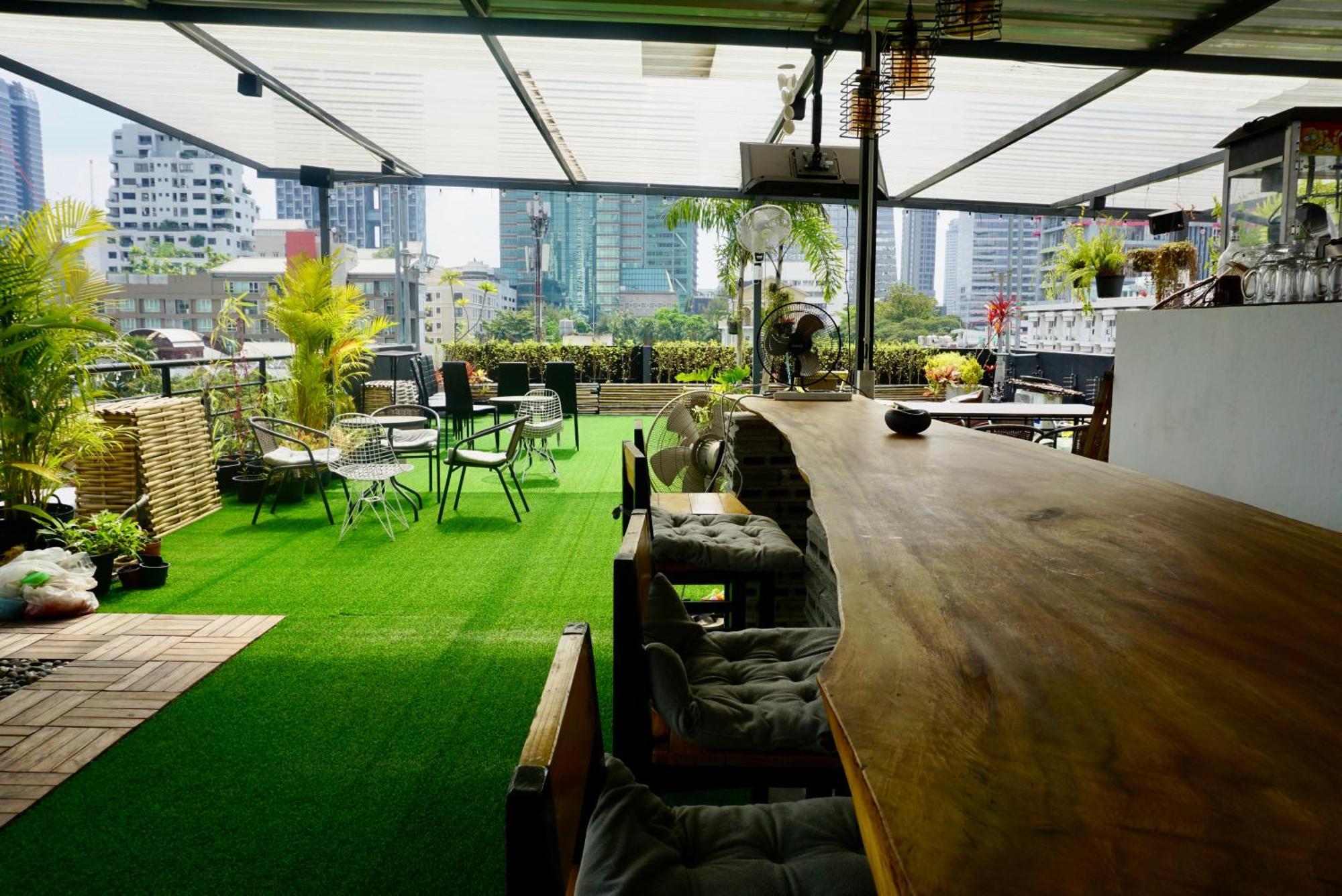 Hash Apartment With Unique Chill Design At Silom Soi 3 Bangkok Bagian luar foto