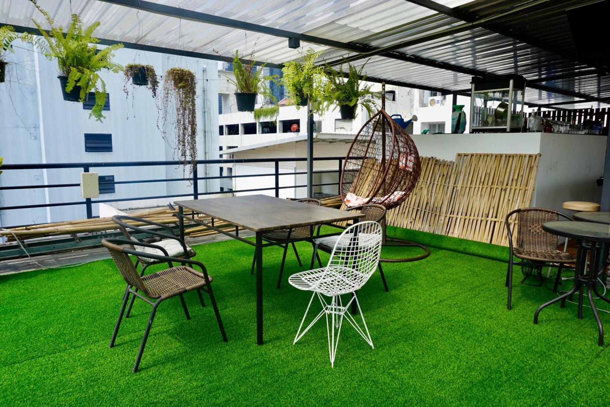 Hash Apartment With Unique Chill Design At Silom Soi 3 Bangkok Bagian luar foto